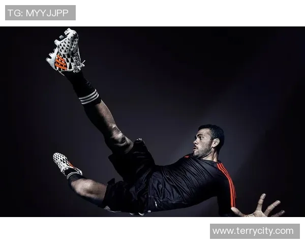 像足球明星一样帅气的男生总能吸引众人的目光与关注 像足球明星一样帅气的男生总能吸引众人的目光与关注