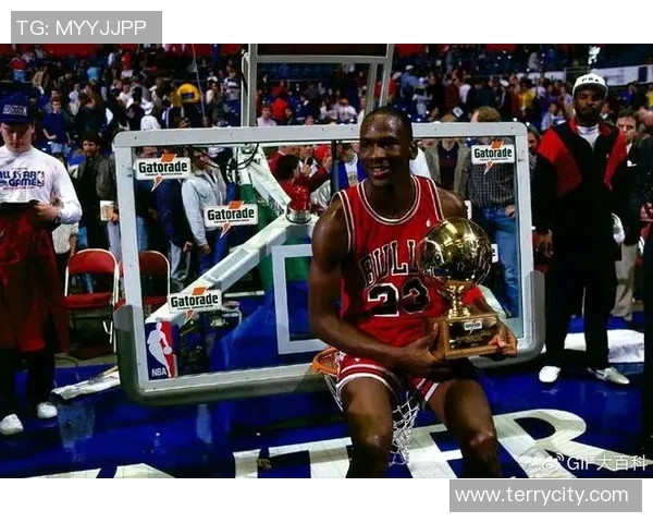 篮球明星迈克尔的传奇生涯与影响力探讨